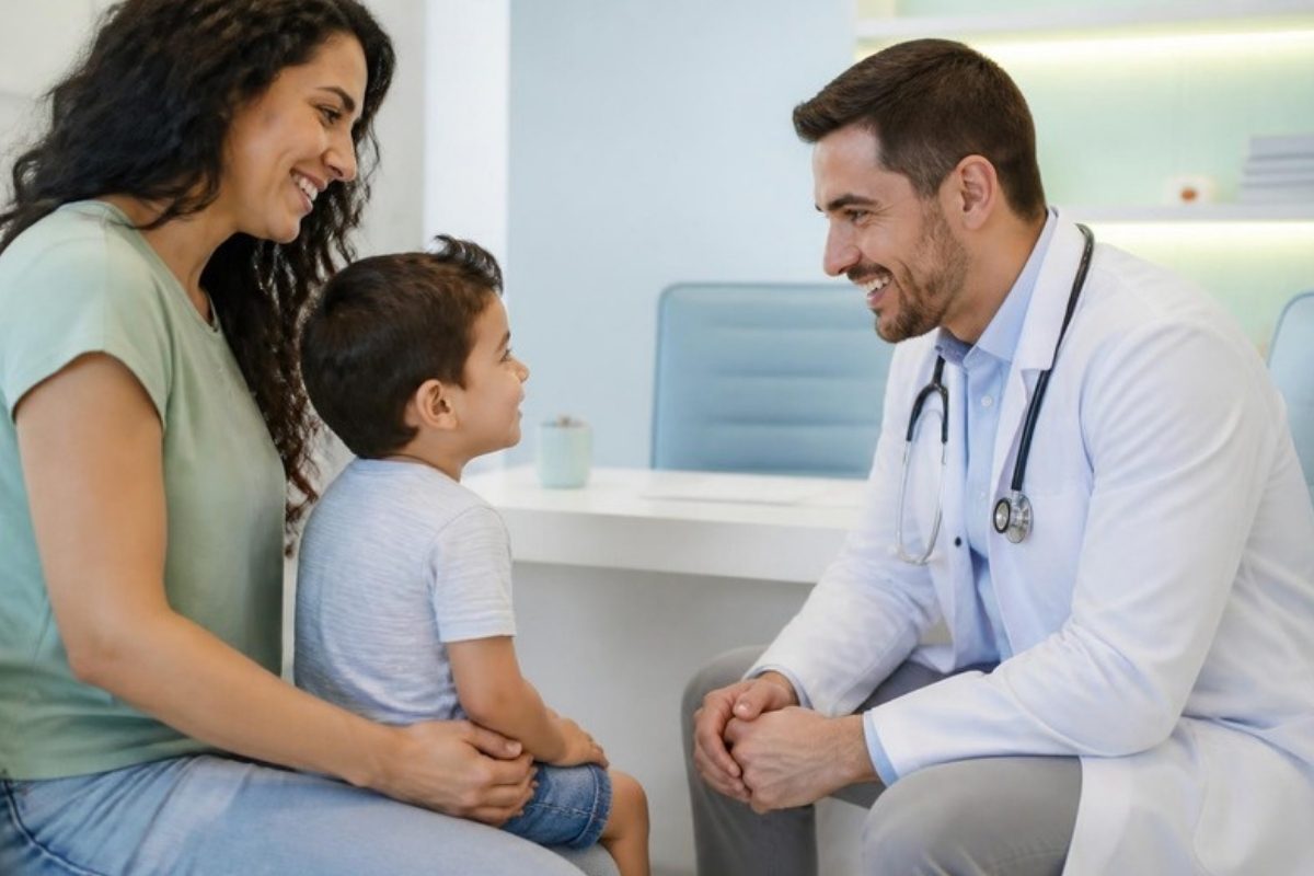 Mãe e filho em consulta pediátrica na rede credenciada