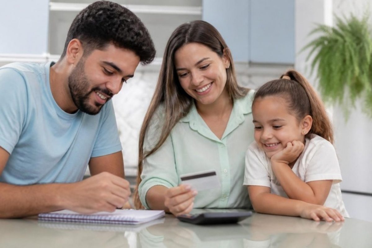 Família fazendo as contas para escolher um plano de saúde mais barato